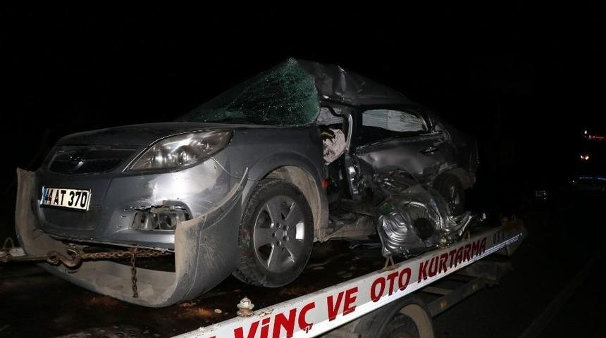 İş&ccedil;i Servisi İle Otomobil &Ccedil;arpıştı: 2 &Ouml;l&uuml;, 5 Yaralı