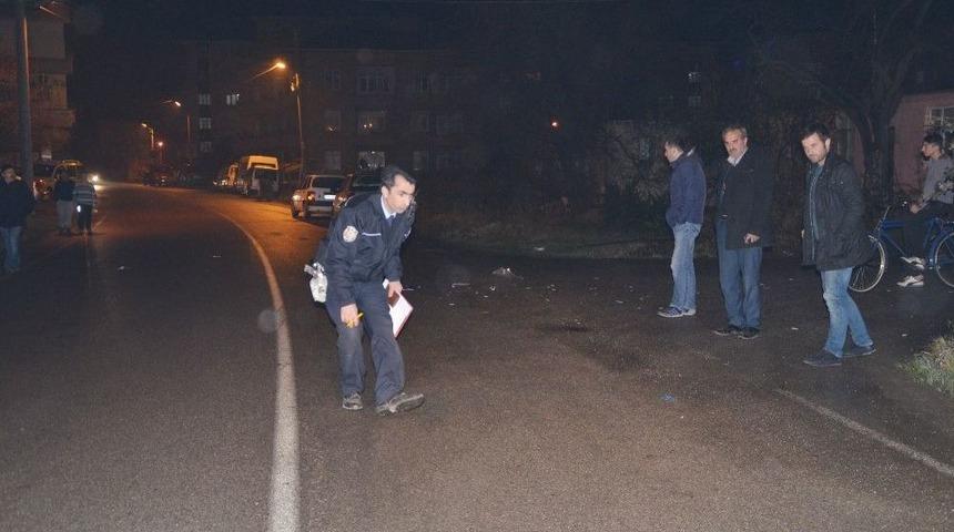 Minib&uuml;s İle Motosiklet &Ccedil;arpıştı: 1 Yaralı