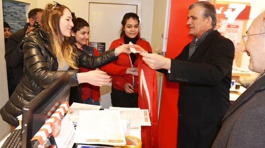 Vali Ve Başkan Esnafa Kurtuluş Bayrağı Dağıttı