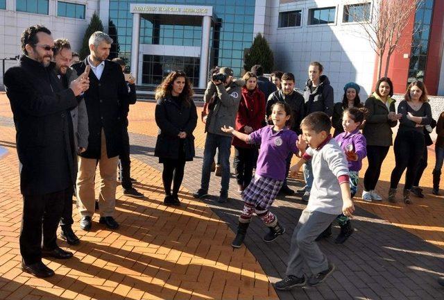 ‘bir Yumak Mutluluk’ Roman Çocukları Isıttı