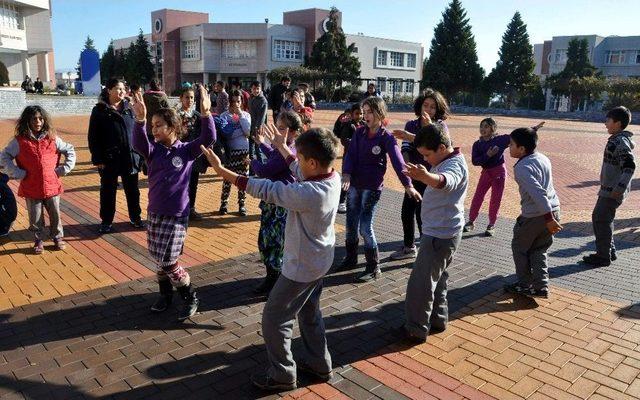 ‘bir Yumak Mutluluk’ Roman Çocukları Isıttı