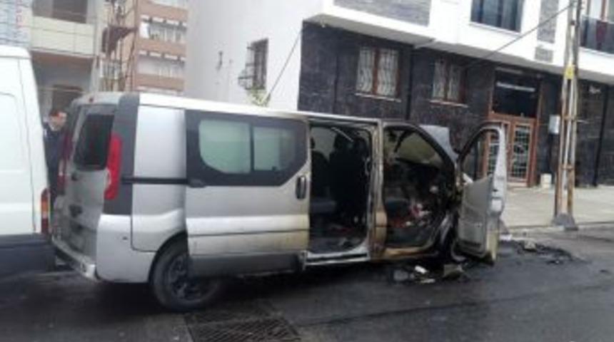 (&ouml;zel Haber) Esenler&rsquo;de Park Halindeki Minib&uuml;s Alev Alev Yandı