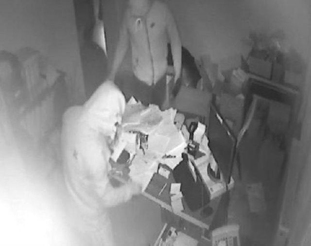 İşyerini Soyan Hırsızlar, Garajdaki Otomobili De Alıp Ka&ccedil;tı 1