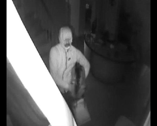 İşyerini Soyan Hırsızlar, Garajdaki Otomobili De Alıp Ka&ccedil;tı 2