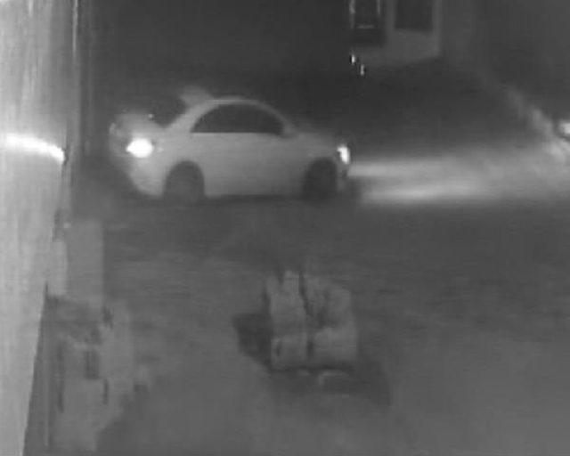 İşyerini Soyan Hırsızlar, Garajdaki Otomobili De Alıp Ka&ccedil;tı 3