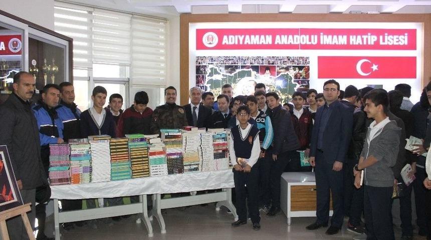 Polisten &Ouml;ğrencilere Anlamlı Destek