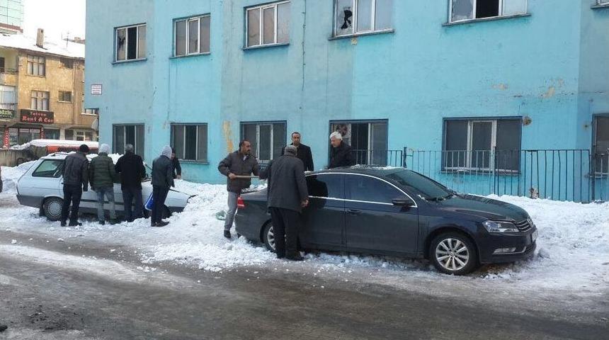 &Ccedil;atıdan D&uuml;şen Kar İki Aracı Kullanılamaz Hale Getirdi