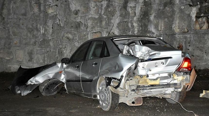 Otomobil Direğe &Ccedil;arptı, İl&ccedil;e Elektriksiz Kaldı