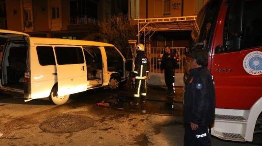 Duvara Çarpan Minibüs Alev Aldı