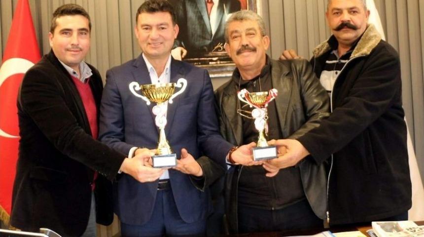 Efeler Kupalarını Başkan Akın&rsquo;a Hediye Etti