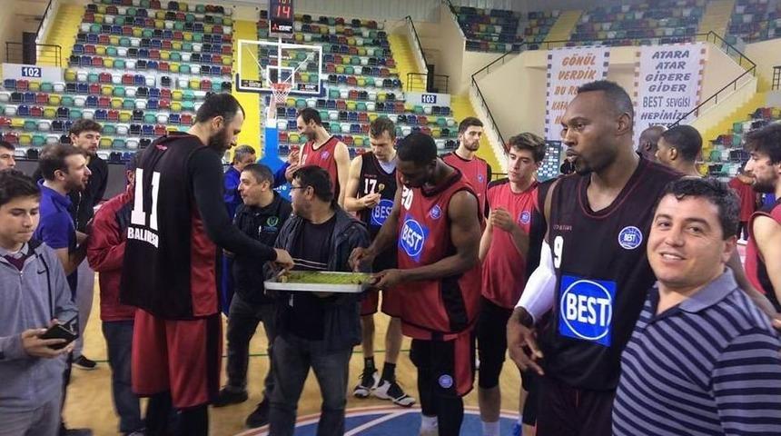 Taraftardan Best&rsquo;e Baklava Ziyafeti