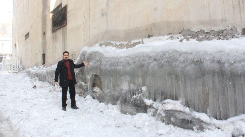 Hakkari&rsquo;de Binaların Duvarları Buz Tuttu