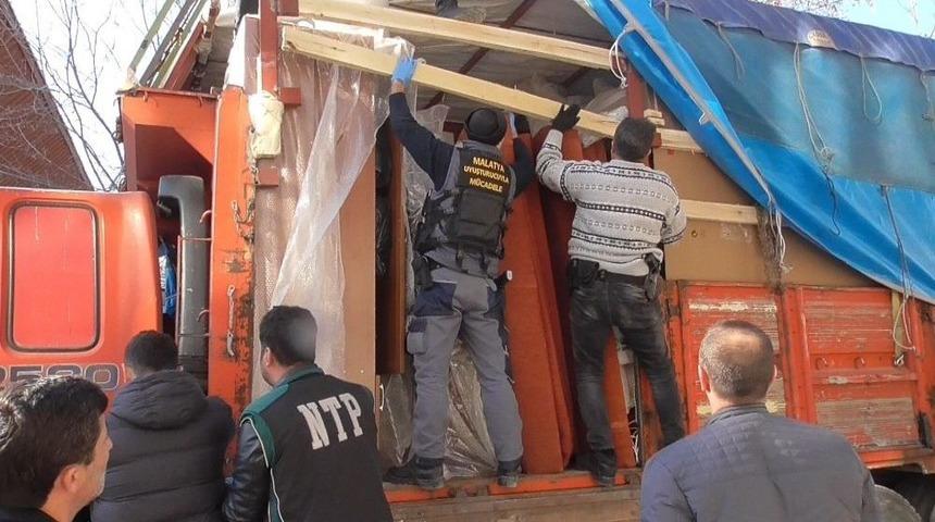 Kamyon Kasasındaki Ev Eşyaları Arasına Gizlenmiş 107 Kilo Esrar Maddesi Ele Ge&ccedil;ildi