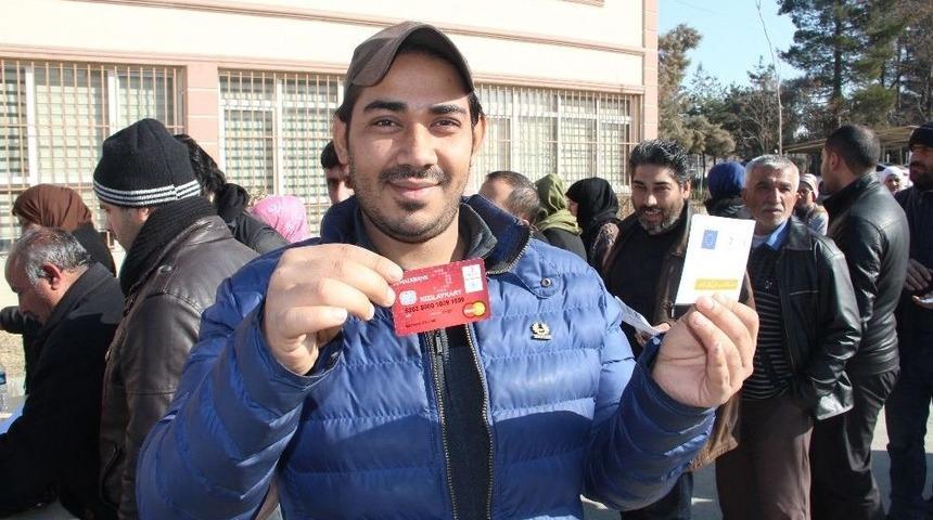 Batman&rsquo;da Bin 119 Suriyeli Aileye Kızılay Kartı Verildi