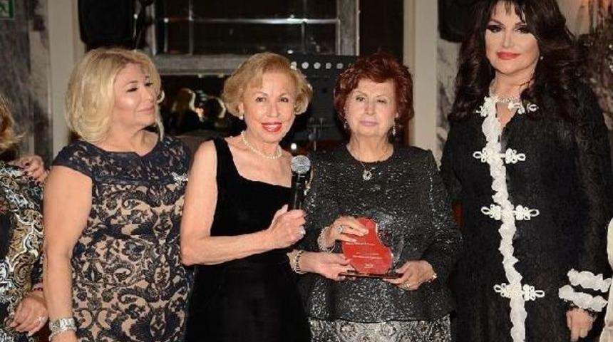 30 Yıllık Bağışcı T&uuml;rkan Sabancı'ya Onur &Ouml;d&uuml;l&uuml;