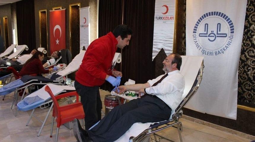 Diyanet İşleri Başkanı Prof. Dr. Mehmet G&ouml;rmez Kızılay&rsquo;a Kan Bağışında Bulundu