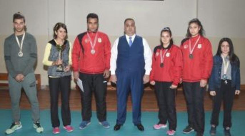 Başkan Can, Şampiyon Sporcuları &Ouml;d&uuml;llendirdi