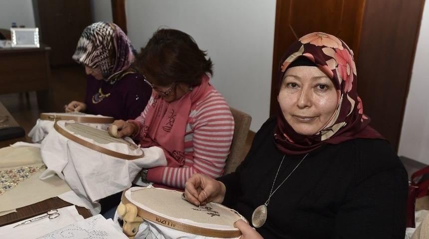 Belmek&rsquo;lerde El Nakışı Kursu İlgi G&ouml;r&uuml;yor