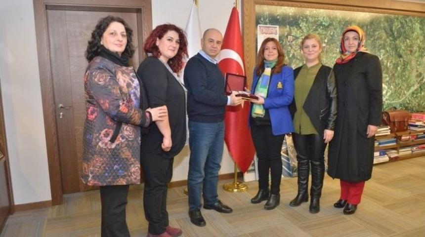Başkan Mehmed Ali Saraoğlu&rsquo;ndan G&uuml;&ccedil;l&uuml; Kadınlar Derneğine Destek