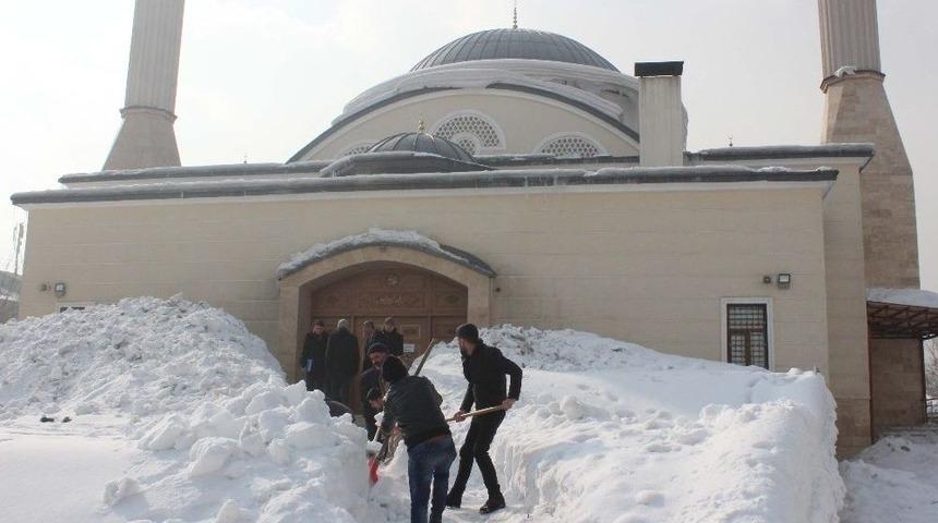 H&uuml;k&uuml;ml&uuml;lerden Cami Temizliği