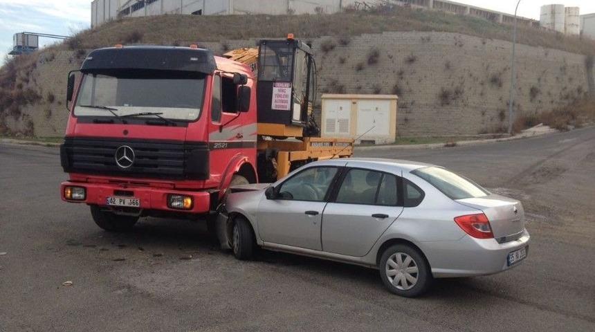 Vin&ccedil; İle Otomobil Kafa Kafaya &Ccedil;arpıştı: 6 Yaralı