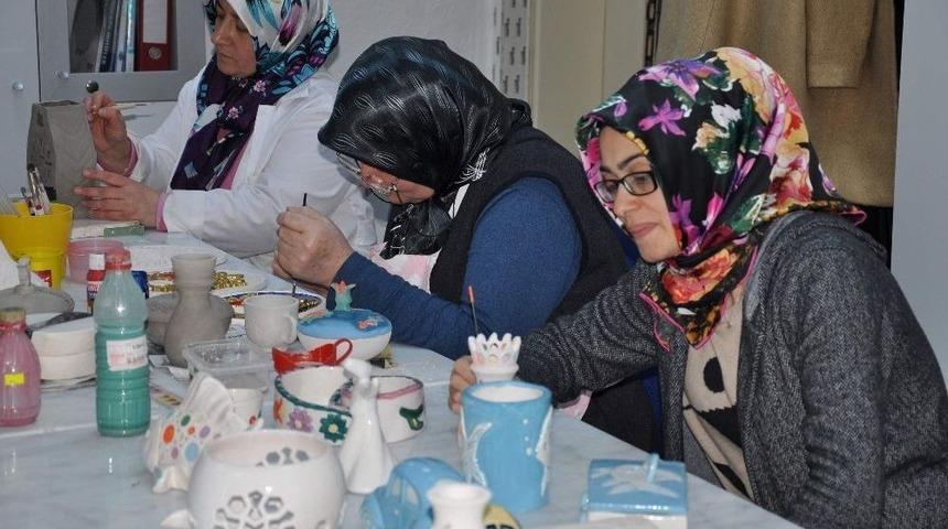 Hem Sanat &Ouml;ğreniyor Hem De Ev Ekonomilerine Katkı Sağlıyorlar