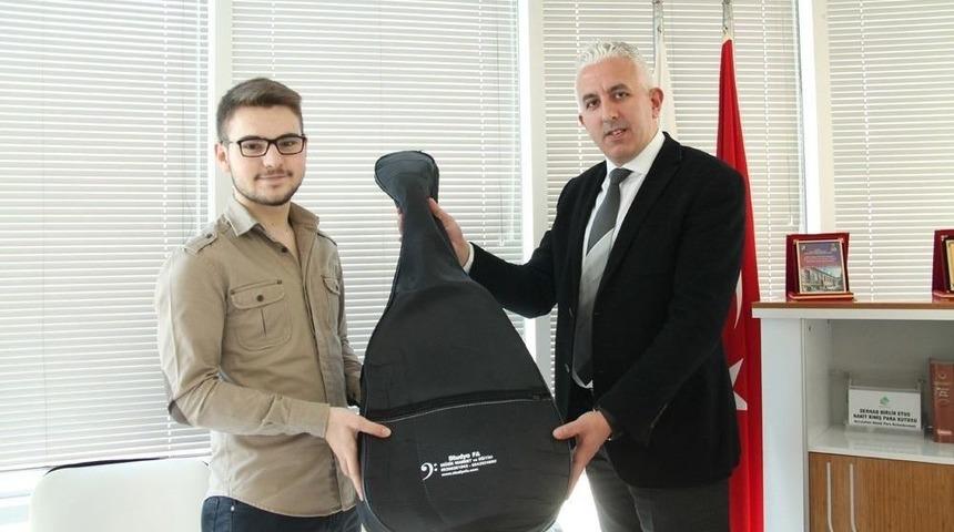 Otob&uuml;ste Gitarı Kırılan Gence Yeni Gitar