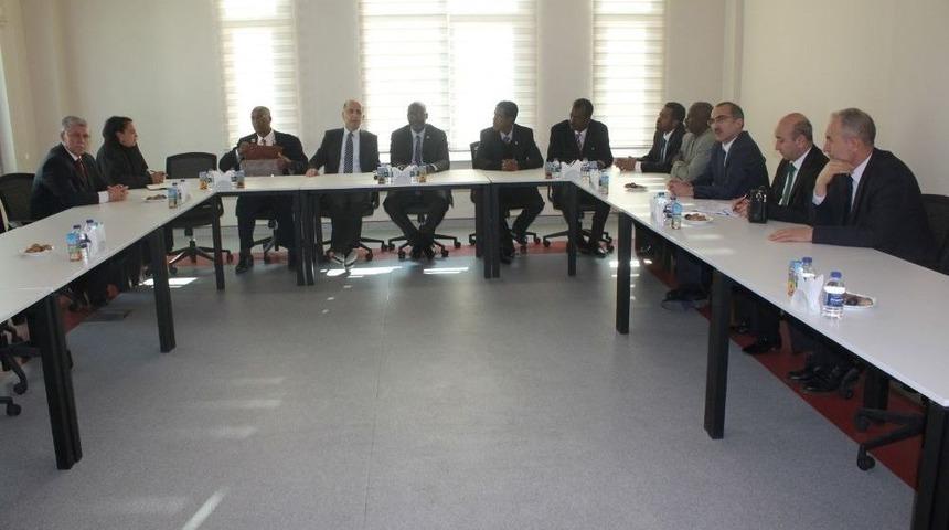 Cibuti Eğitim Bakanı Mahmud&rsquo;dan Aso Teknik Kolejine Ziyaret