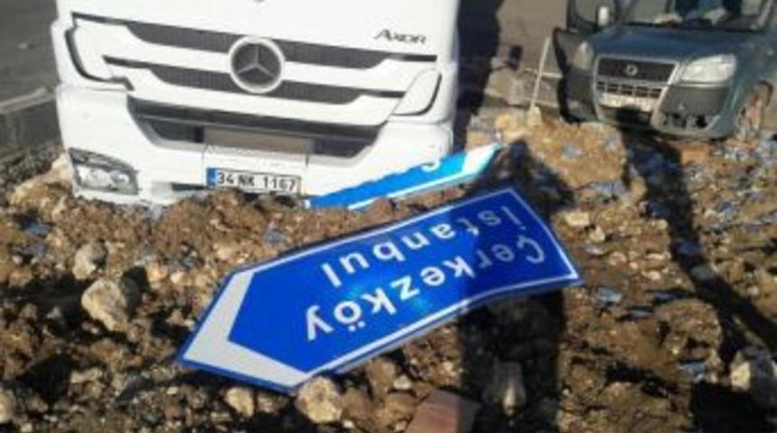 Tekirdağ&rsquo;da Tır İle Hafif Ticari Ara&ccedil; &Ccedil;arpıştı: 4 Yaralı