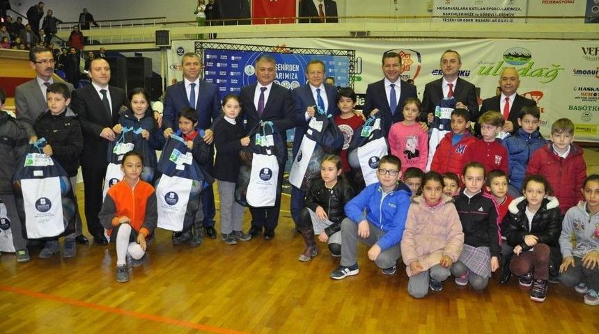 B&uuml;y&uuml;kşehir Belediyesi Okullara 15 Bin Top Dağıttı