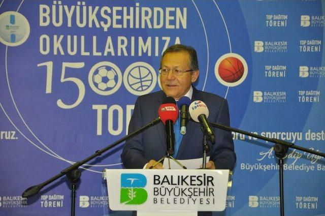 Büyükşehir Belediyesi Okullara 15 Bin Top Dağıttı