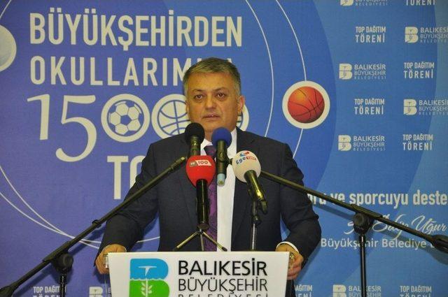 Büyükşehir Belediyesi Okullara 15 Bin Top Dağıttı