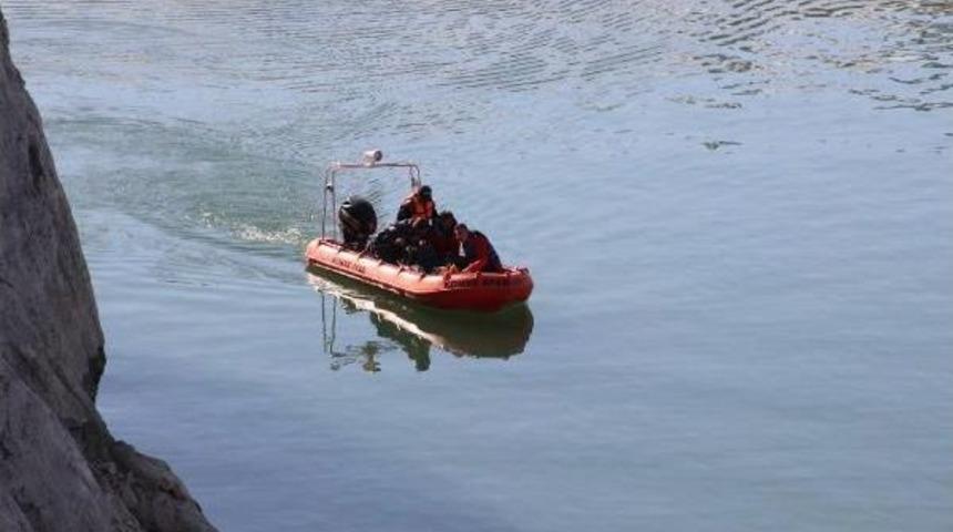 Karaman'da 6 Ay &Ouml;nce Kaybolan Ptt Dağıtıcısı Baraj G&ouml;l&uuml;nde Aranıyor