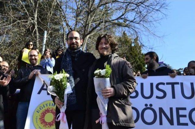 Ytü'den Khk Ile Ihraç Edilen Akademisyenleri Öğrenci Ve Meslektaşları Uğurladı