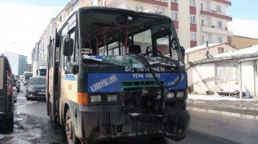 Seyir Halindeki Dolmuşun &Uuml;zerine Buz K&uuml;tlesi D&uuml;şt&uuml;