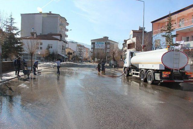 Aşık Seyrani Caddesinde Temizlik Çalışmaları Başladı