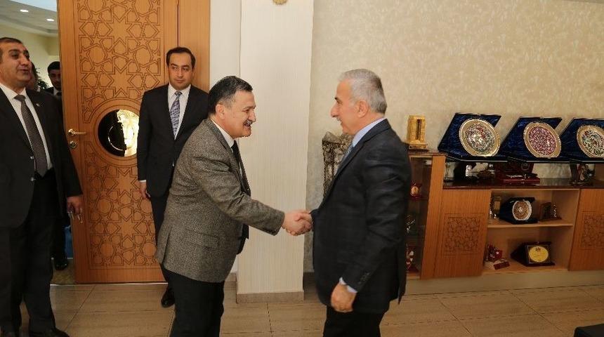 Vali Kamçı Azeri Vekili Konuk Etti