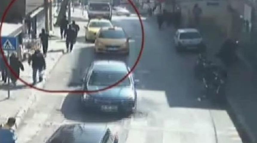 Gaziosmanpaşa'da Kahvehaneye Silahlı Saldırı G&uuml;venlik Kamerasında