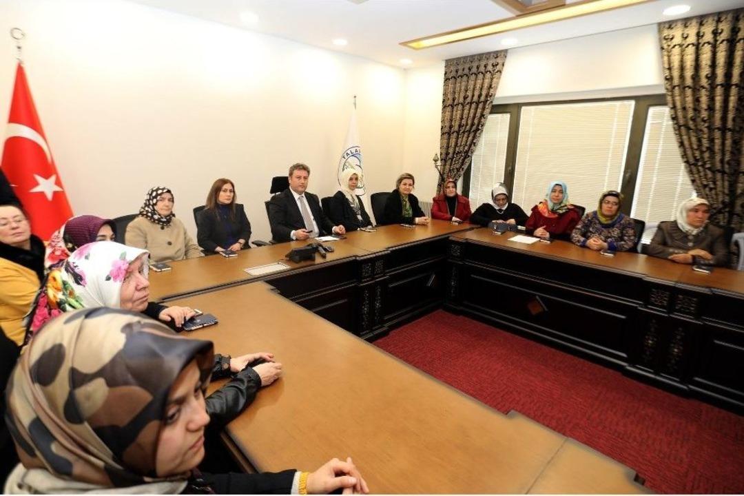 Başkan Palancıoğlu, Kadın K&uuml;lt&uuml;r Merkezini Talaslı Kadınlara Tanıttı