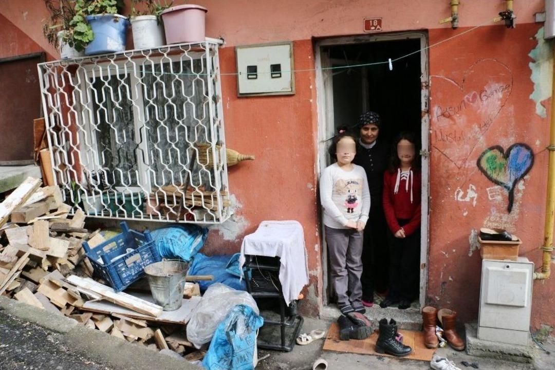 &Uuml;&ccedil; &Ccedil;ocuğu İle Harabe Evde Yaşam M&uuml;cadelesi Veriyor