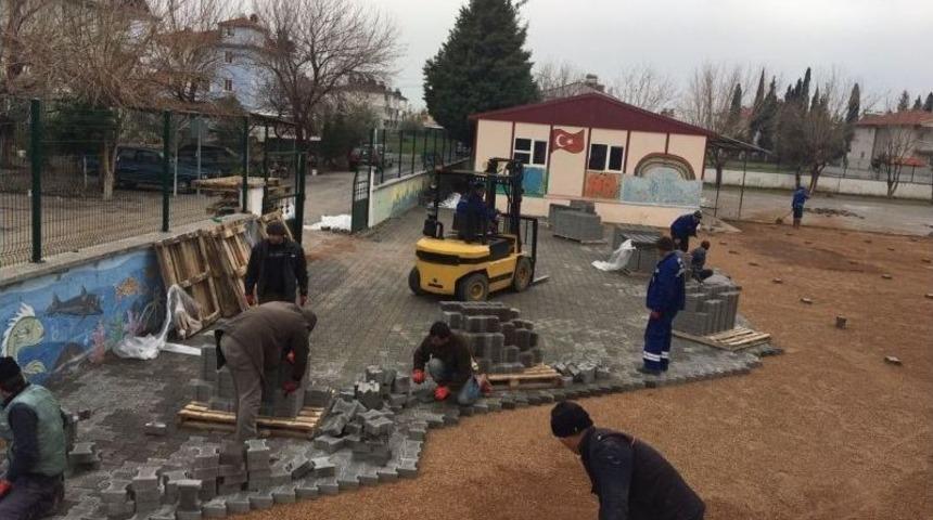Ortaca Belediyesinden Okul Bahçesine Parke Taşı