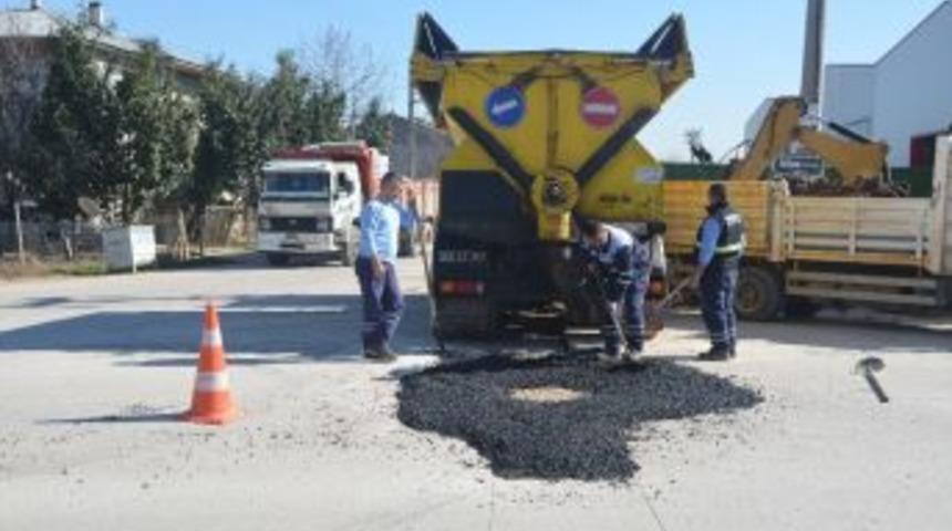 Başiskele Belediyesi Yol Bakım &Ccedil;alışmalarına Devam Ediyor
