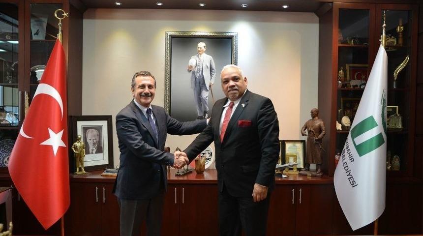 K&uuml;ba B&uuml;y&uuml;kel&ccedil;isi Casals, Başkan Ata&ccedil;&rsquo;ı Ziyaret Etti