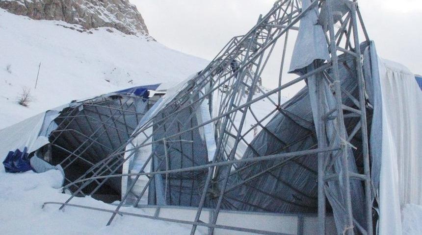 Hakkari&rsquo;nin İlk Buz Pateni Pistinin &Ccedil;atısı &Ccedil;&ouml;kt&uuml;