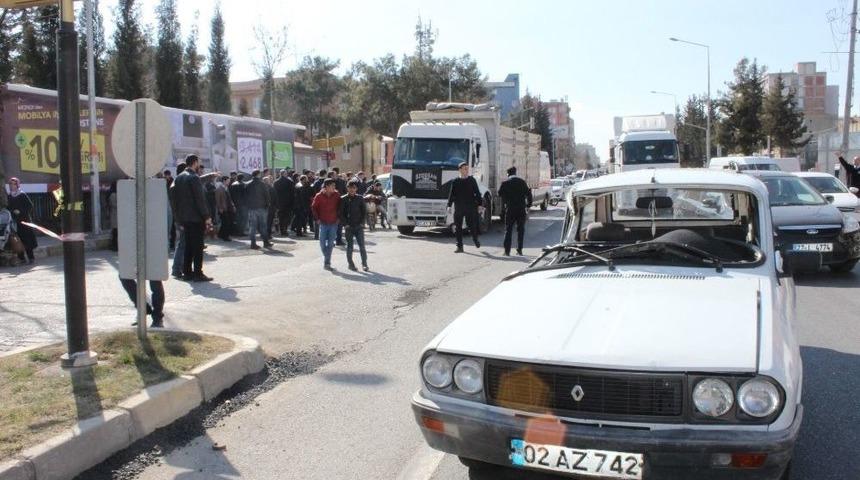 Kamyonla Otomobil &Ccedil;arpıştı: 1&rsquo;i Ağır 2 Yaralı