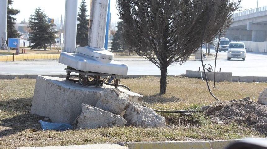 Afyonkarahisar&rsquo;da Hayrete D&uuml;ş&uuml;ren Trafik Işığı Direği