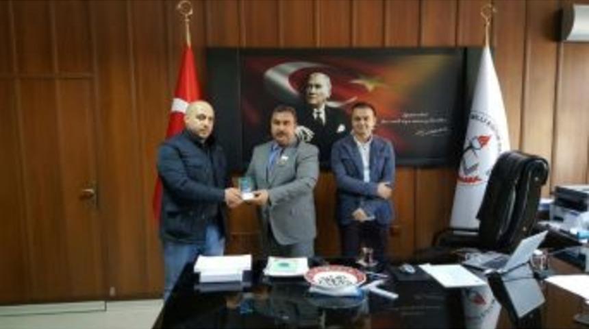 Okul Onarımına Destek Veren Milli Eğitim M&uuml;d&uuml;r&uuml;ne Teşekk&uuml;r Plaketi