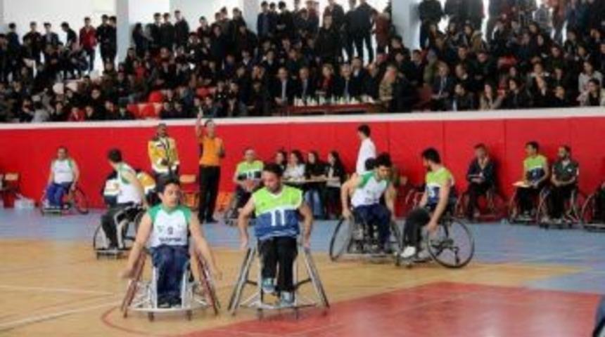 Vali Toprak Engellilerin Ma&ccedil;ını İzledi