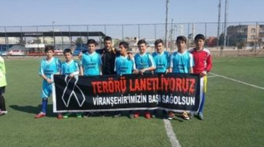 Futbolculardan Ter&ouml;re Lanet Pankartı