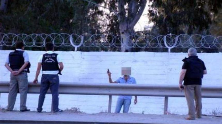 Kaza yaptı silahı kafasına dayadı